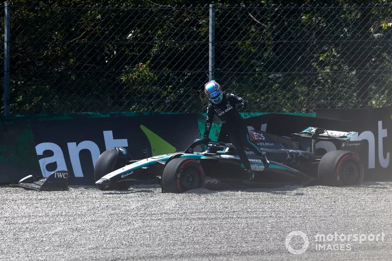Andrea Kimi Antonelli, Mercedes F1 W15, sort de sa voiture endommagée après un accident en FP1.