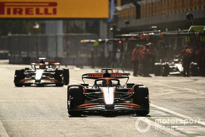 Oscar Piastri, McLaren MCL38, w pit lane 
