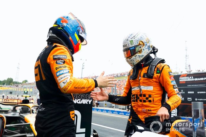 Oscar Piastri, McLaren F1 Team, el hombre de la pole Lando Norris, McLaren F1 Team, se felicitan mutuamente a su llegada al Parc Ferme