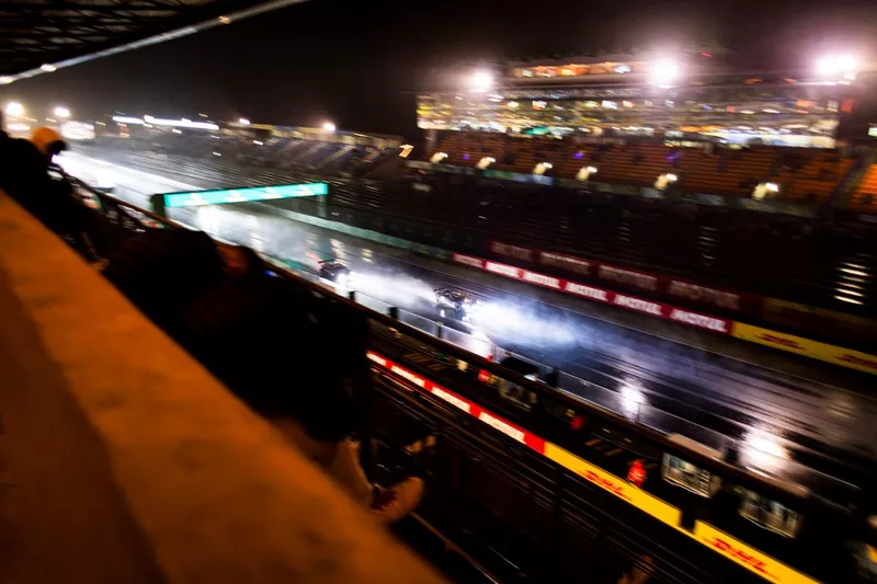 Action sur piste de nuit