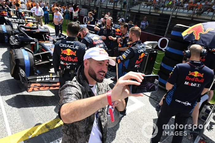 Um convidado na grelha com o carro de Max Verstappen, Red Bull Racing RB20