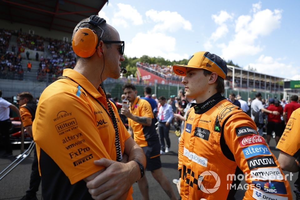 Oscar Piastri, McLaren F1 Team, na starcie ze swoim inżynierem