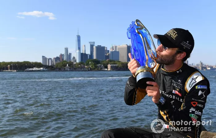 Campeón Fórmula E 2018/2019 Jean-Eric Vergne, DS TECHEETAH, con el trofeo