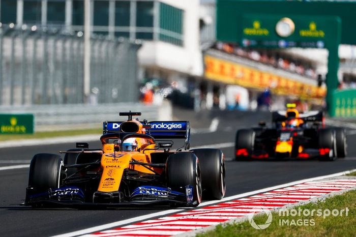 Carlos Sainz Jr., McLaren MCL34, Pierre Gasly, Red Bull Racing RB15