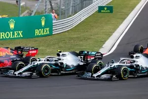 Max Verstappen, Red Bull Racing RB15, Valtteri Bottas, Mercedes AMG W10, en Lewis Hamilton, Mercedes AMG F1 W10
