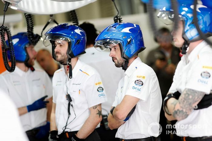 El equipo McLaren en el box