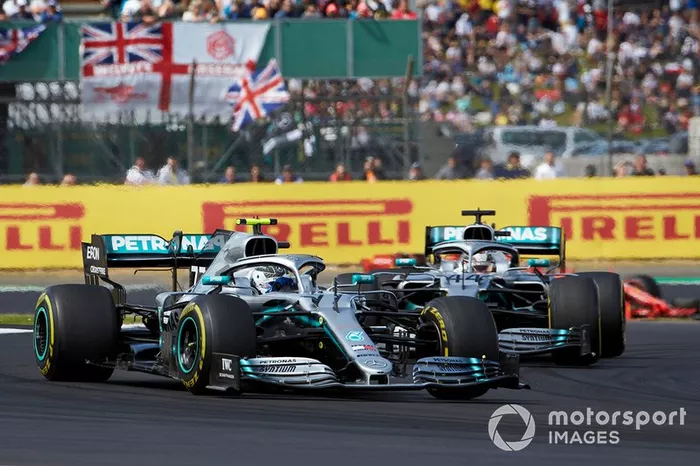 Valtteri Bottas, Mercedes AMG W10, precede Lewis Hamilton, Mercedes AMG F1 W10