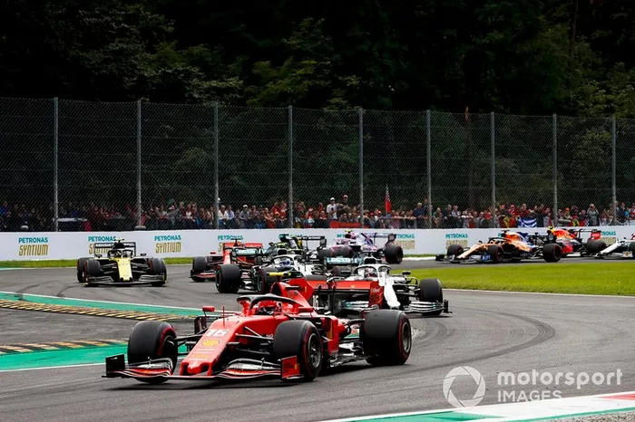 Charles Leclerc, Ferrari SF90, Lewis Hamilton, Mercedes AMG F1 W10, Valtteri Bottas, Mercedes AMG W10 y Sebastian Vettel, Ferrari SF90 al inicio