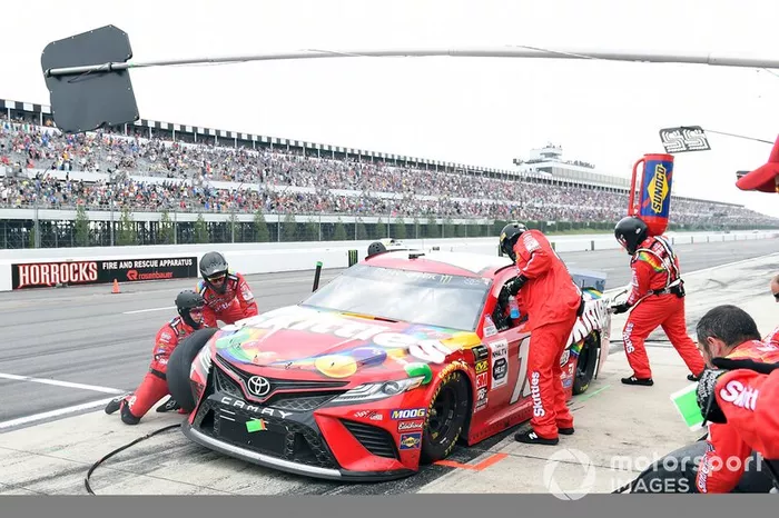  Kyle Busch, Joe Gibbs Racing, Toyota Camry M&M's Skittles