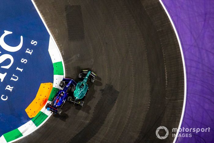 Lance Stroll, Aston Martin AMR22, Alex Albon, Williams FW44