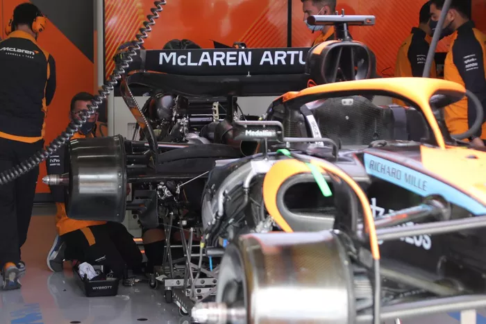 Detalle trasero del McLaren MCL36 