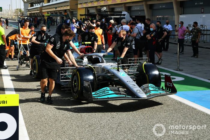 Mecánicos de Mercedes con el coche de Lewis Hamilton, Mercedes W13
