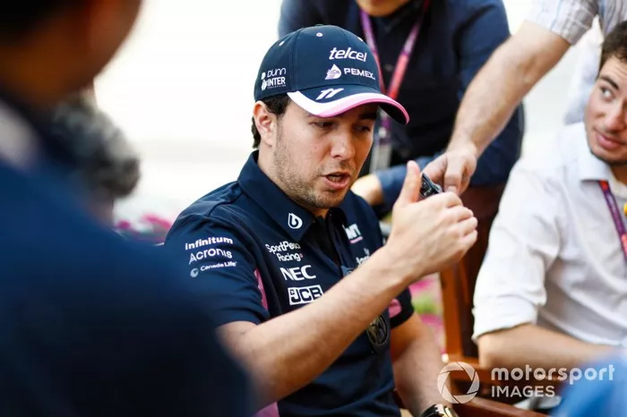 Sergio Perez, Racing Point, atiende a los medios