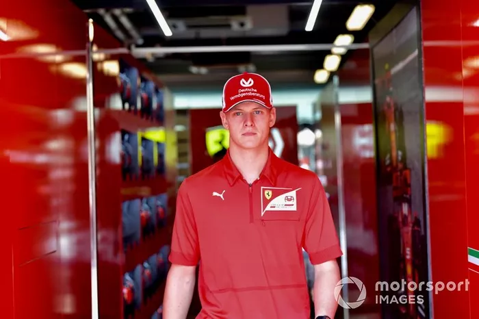 ... mas certamente a equipe de Maranello não o colocará diretamente na equipe principal, podendo ‘experimentá-lo’ por uma ou duas temporadas na Alfa Romeo, assim como fez com Charles Leclerc.