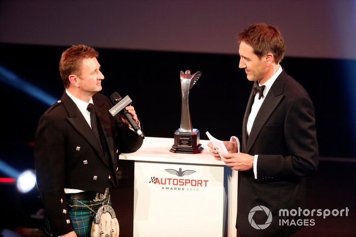 Allan McNish en el escenario para entregar el Premio Pionero y de Innovación