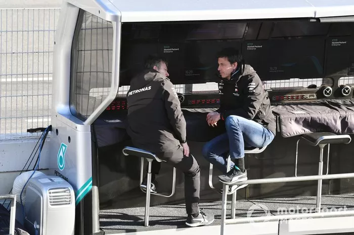 Toto Wolff, Executive Director (Business), Mercedes AMG seduto al muretto dei box