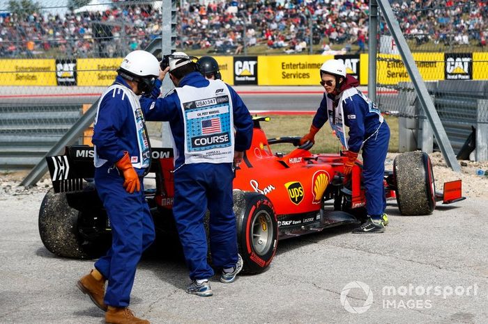Charles Leclerc, Ferrari SF90 detenido en pista por problemas con el motor