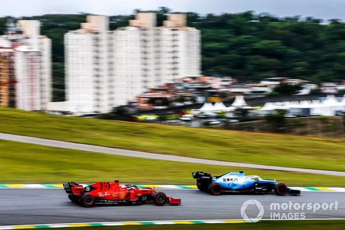 George Russell, Williams Racing FW42, precede Sebastian Vettel, Ferrari SF90