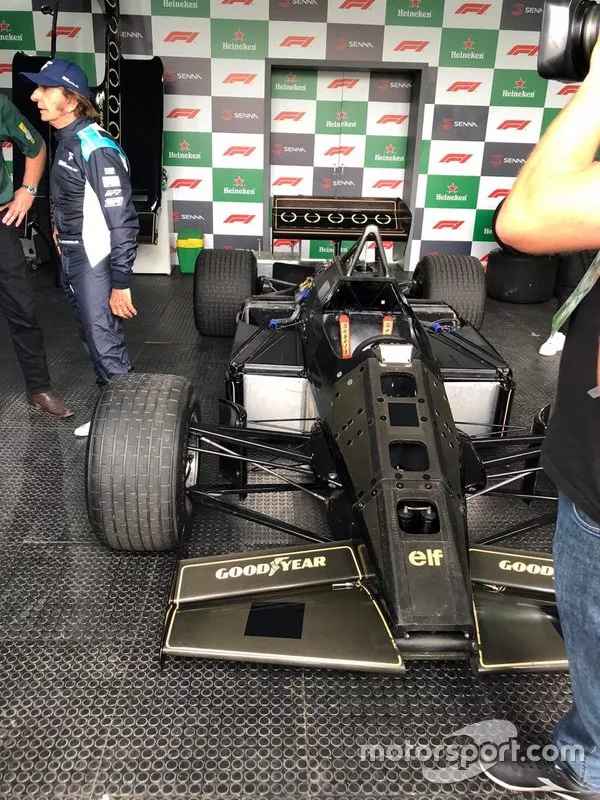 Emerson Fittipaldi junto al Lotus de 1985 de Senna