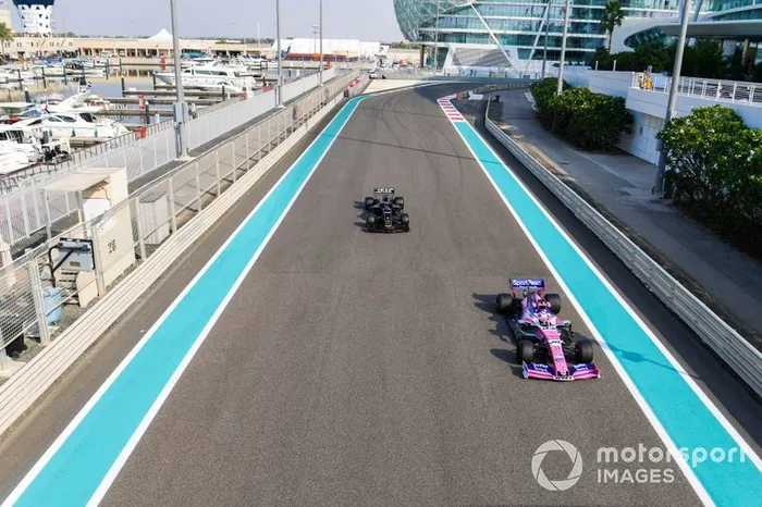 Sergio Perez, Racing Point RP19 y Romain Grosjean, Haas F1 Team VF-19 
