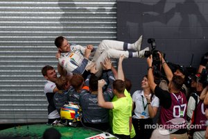 Podio: ganador #7 Bentley Team M-Sport Bentley Continental GT3: Jules Gounon