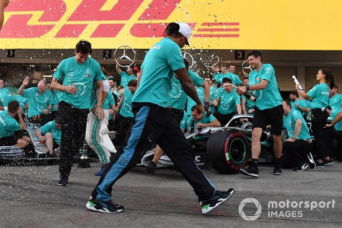El equipo Mercedes celebra su sexto Mundial de constructores consecutivo