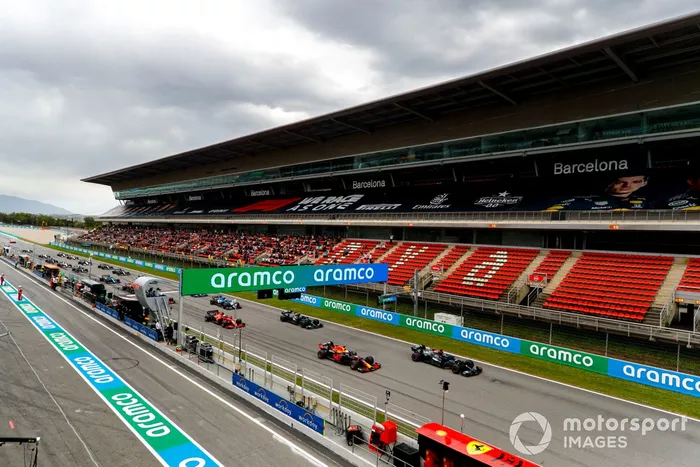 Lewis Hamilton, Mercedes W12, Max Verstappen, Red Bull Racing RB16B, Valtteri Bottas, Mercedes W12, y el resto del pelotón para la salida