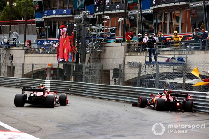 Carlos Sainz Jr., Ferrari SF21, pasa delante de Charles Leclerc, Ferrari SF21
