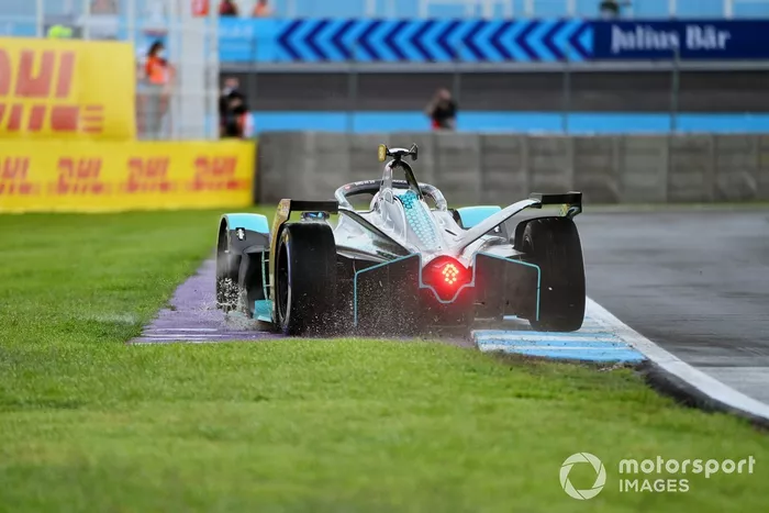 Sam Bird, Jaguar Racing, Jaguar I-TYPE 5, runs wide