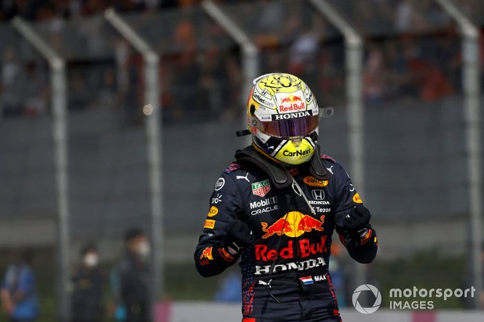 Ganador Max Verstappen, Red Bull Racing, celebra en Parc Ferme