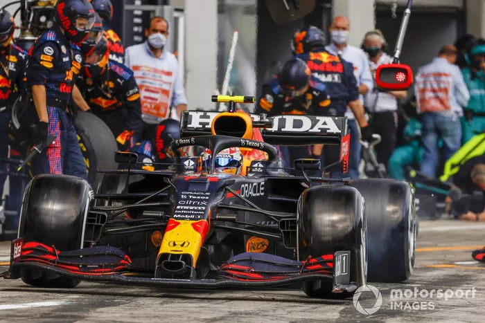 Sergio Pérez, Red Bull Racing RB16B, pit stop