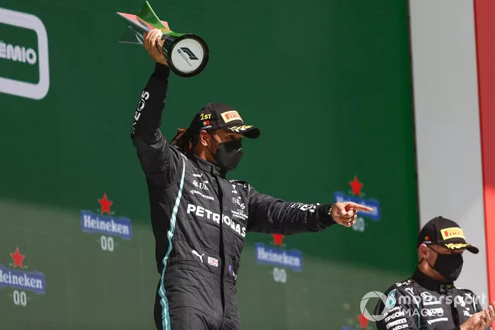 Podio: ganador de la carrera Lewis Hamilton, Mercedes
