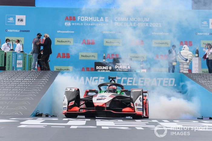 Segundo lugar Rene Rast, Audi Sport ABT Schaeffler conduce hacía el podio