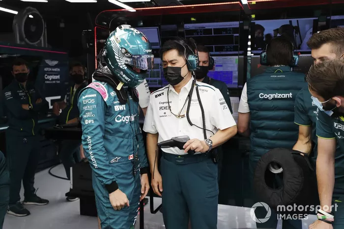 Lance Stroll, Aston Martin, con un ingeniero