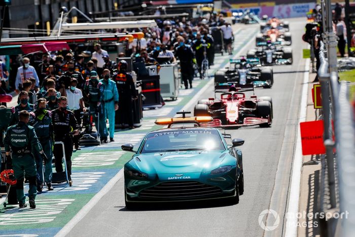 EL Safety Car Charles Leclerc, Ferrari SF21, Lewis Hamilton, Mercedes W12, y el resto del campo a través del pit lane