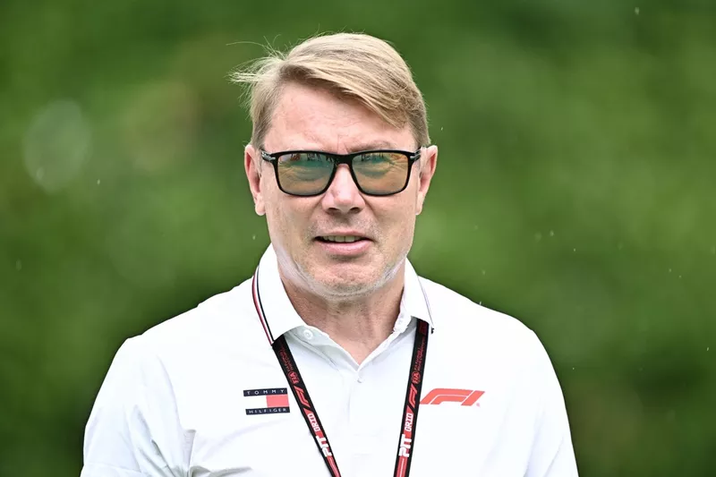 Mika Hakkinen arrive au paddock 