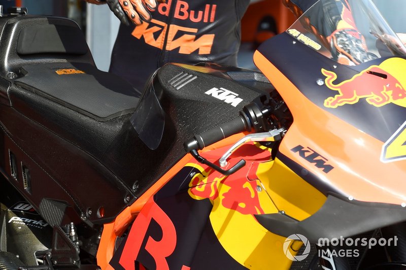 KTM RC16: Tank