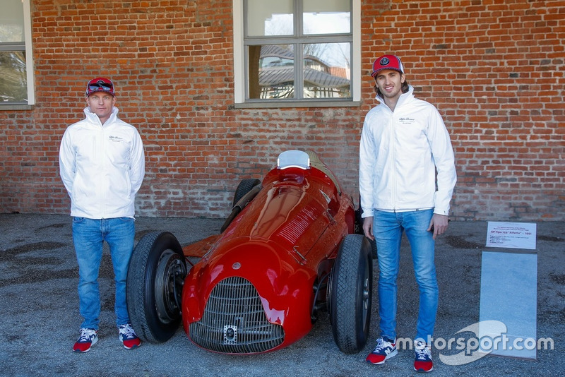 Antonio Giovinazzi, Alfa Romeo Racing, et Kimi Raikkonen, Alfa Romeo Racing, avec une GP Tipo 159