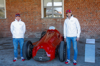 Antonio Giovinazzi, Alfa Romeo Racing e Kimi Raikkonen, Alfa Romeo Racing, posano con una Alfa Romeo GP Tipo 159