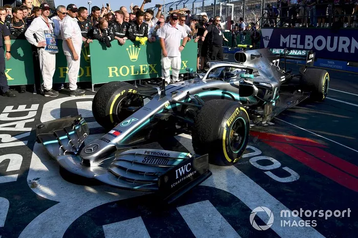 Ganador, Valtteri Bottas, Mercedes AMG W10, en Parc Ferme