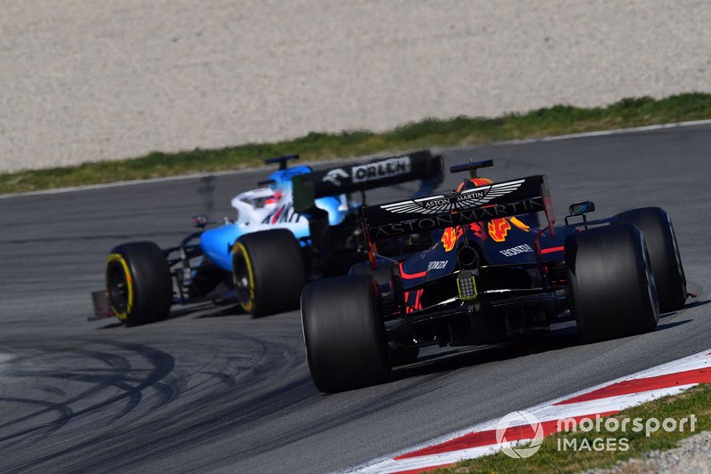 Макс Ферстаппен, Red Bull Racing RB15, и Роберт Кубица, Williams FW42