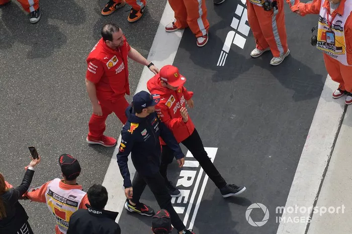 Pierre Gasly, Red Bull Racing, con Charles Leclerc, Ferrari,