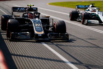Kevin Magnussen, Haas F1 Team VF-19, et Lewis Hamilton, Mercedes AMG F1 W10