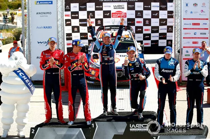 Podio: Thierry Neuville, Nicolas Gilsoul, Hyundai Motorsport Hyundai i20 Coupe WRC, Sébastien Ogier, Julien Ingrassia, Citroën World Rally Team Citroen C3 WRC, Elfyn Evans, Scott Martin, M-Sport Ford WRT Ford Fiesta WRC
