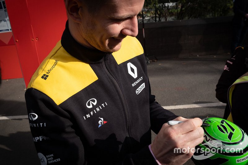Nico Hulkenberg, Renault F1 Team signs autographs for the fans