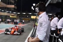 Toto Wolff, Mercedes AMG F1 Director of Motorsport kijkt naar Sebastian Vettel, Ferrari SF70H