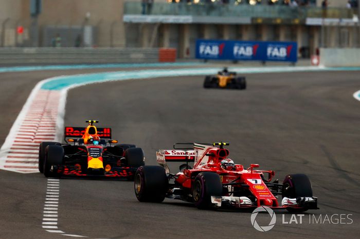 Kimi Raikkonen, Ferrari SF70H y Max Verstappen, Red Bull Racing RB13 con Nico Hulkenberg, Renault Sport F1 Team RS17