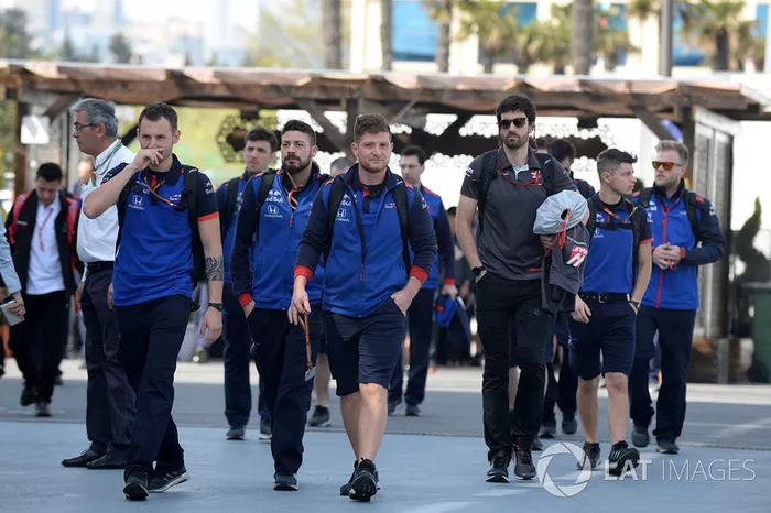 Des mécaniciens de la Scuderia Toro Rosso