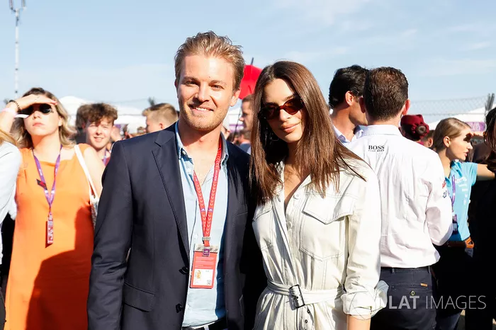 Nico Rosberg, Campione del Mondo di Formula 1, investitore Formula E, con la modella Emily Ratajkowski