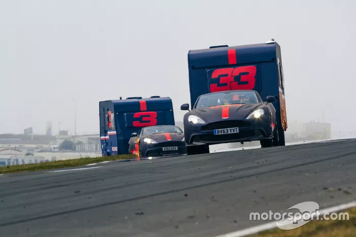 Max Verstappen y Daniel Ricciardo con la caravana